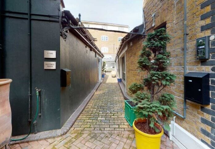 A courtyard in Crosby Row, MIYO Ltd, Borough