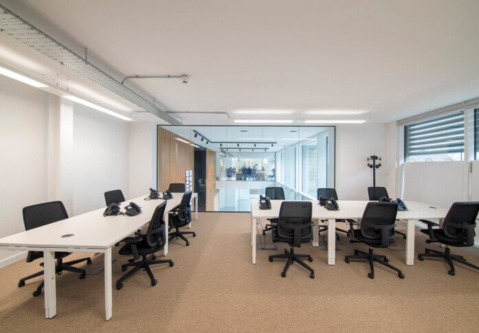 Private workspace Charter Place, Regus in Uxbridge