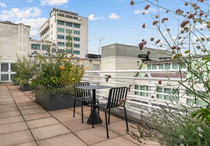 Roof terrace in Glenthorne Road, Romulus Shortlands Limited, Hammersmith, W6 - London