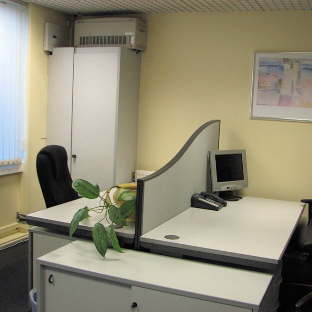 Dedicated workspace in Bunns Lane, Mill Hill, NW7 - London